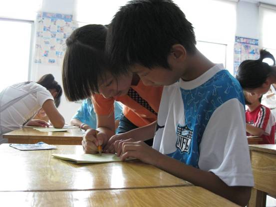 牵手工程受助学子辅导福利院儿童学习