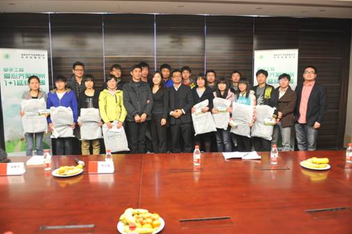 受助学子与郑州日产总经办主任郭慧峰、公益人士合影
