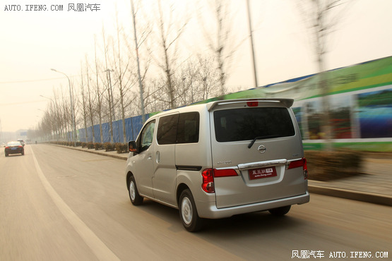 试驾日产NV200