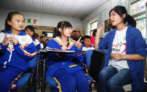 志愿者和学生分组进行打节奏联系