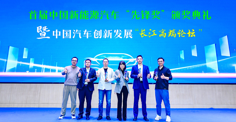 逐浪长江立潮头，新帕拉丁摘得“年度合资硬派越野SUV”奖