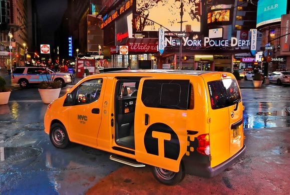 国际都市名片统一印制“NV200”   潮流车型引发思考