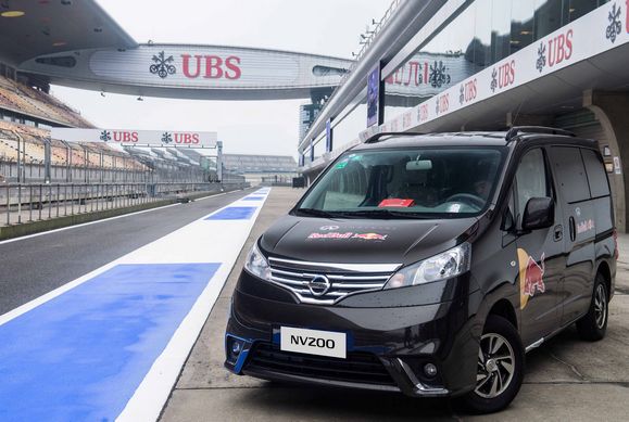 NISSAN NV200、碧莲连续三年成为F1™英菲尼迪-红牛车