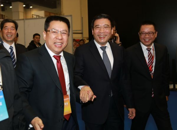 郑州日产总经理郑加坤与工信部部长苗圩一起前往展台.jpg