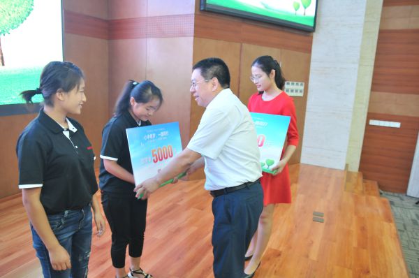 为受助学生颁发助学金.jpg