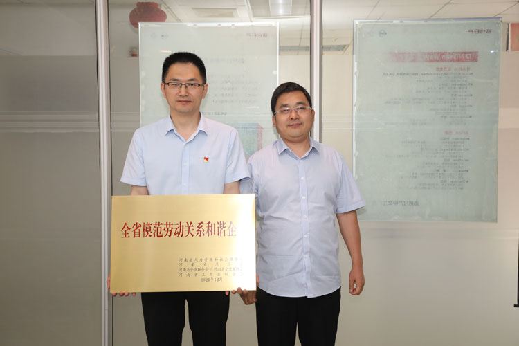 配图六：6月15日河南省人社厅劳动关系处处长韩喜明向郑州日产（赵朋）授牌.jpg